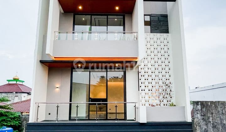 3 Lantai + Swimming Pool – Rumah Baru Nyaman Hanya 5menit ke Kemang