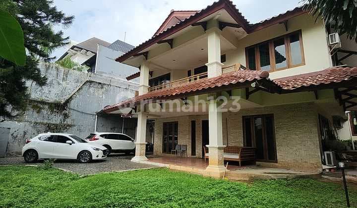 Rumah Asri 3 Lantai Halaman Luas Dengan Swimming Pool di Kemang