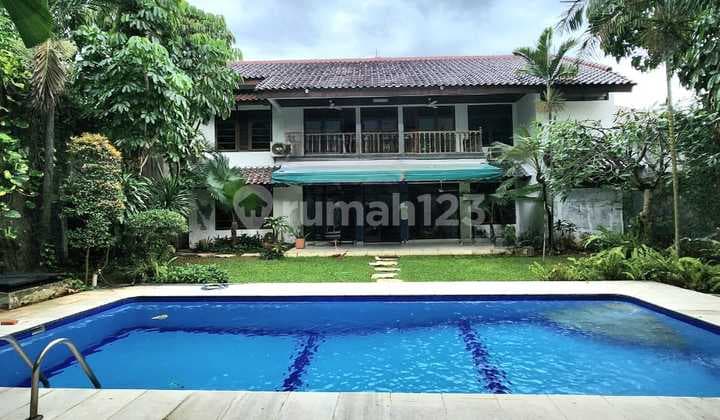 Halaman Luas dengan Swimmingpool, Rumah 2 lantai hanya 5 menit ke Kemang Raya
