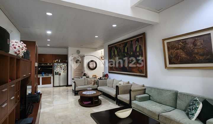 Rumah rapih harga menarik di Pejaten