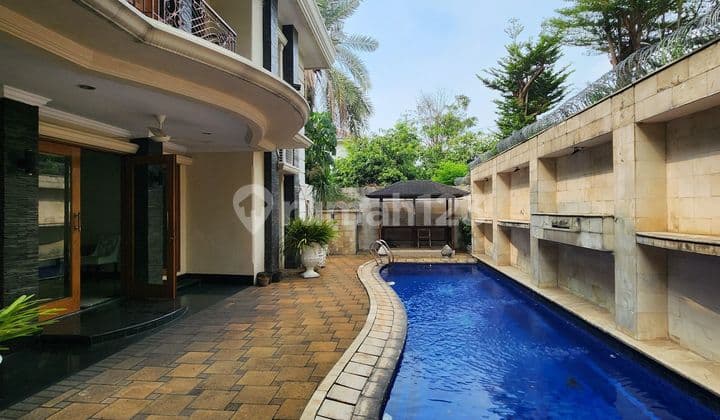 Classic Home, Serene and Beautiful Environment, Only 5 Minutes to the Mall
