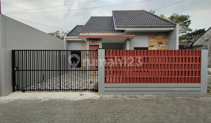 Rumah Cantik Siap Huni Di Utara Stadiun Maguwoharjo Depok Jogja
