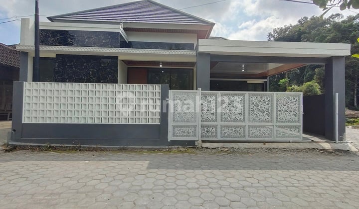 Rumah Cantik Carport 2 Mobil Di Besi Jangkang Jakal Km 13 Jogja