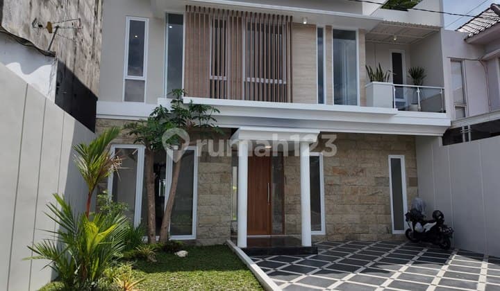 Contemporary Modern House in a Prestigious Area, Palagan Street, Near Al-Azhar School and UGM Campus