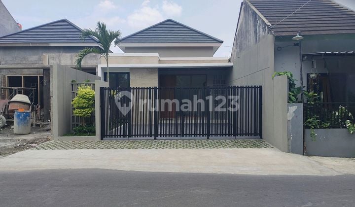 Rumah Dijual Cantik Megah Carport 2 Mobil Siap Hunidi Purwomartani Kalasan Jogja