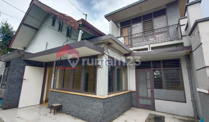 Rumah Tengah Kota Bangunan Kokoh Cocok untuk Usaha Cafe Estetik