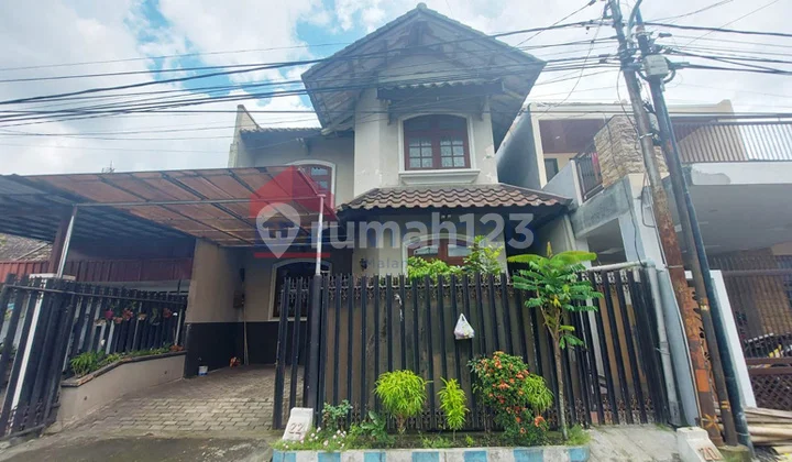 Rumah Gaya Klasik 2 Lantai Lokasi Strategis Dekat Pusat Kota