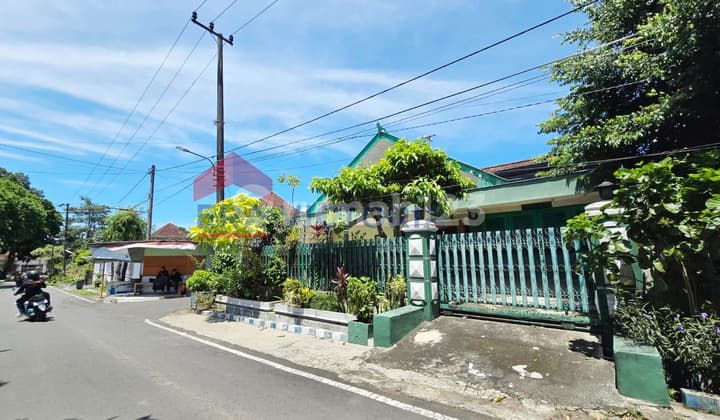 For Sale House in Hook Position, Quiet Location, Near Savana Malang Hotel