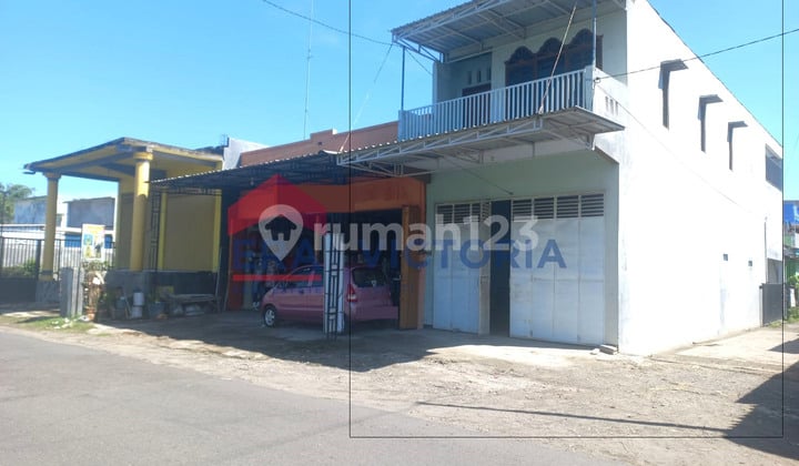 House + Shop on a Corner Lot in Pagu, Kediri Regency