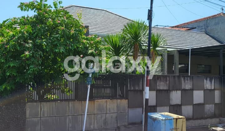 Rumah Klampis Anom Surabaya Hook Hadap Barat Selatan