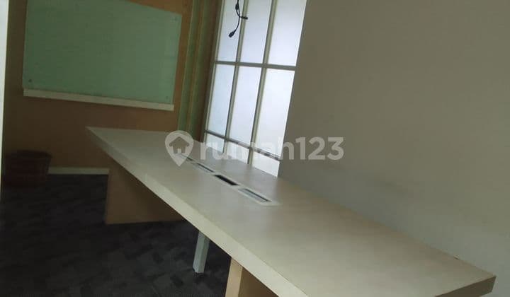 Semi-Furnished Office Space Odd-Even Traffic Restriction Free Overtime Free. Close to LRT.