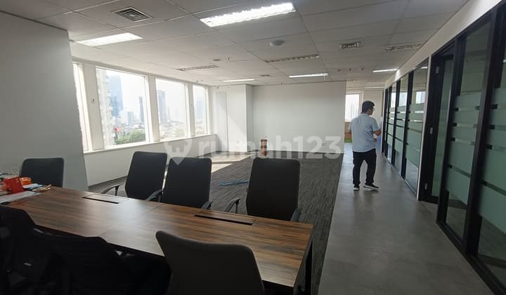 Office Semi Furnished Bebas Gage. Dekat Kedutaan China, One Satrio