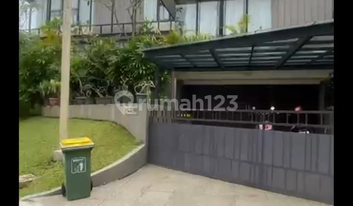 Rumah Hook dengan Rooftop Kolam Renang View Gunung di Cluster Dekat Sampoerna Academy