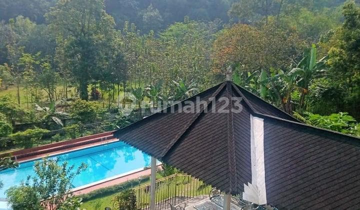 Villa dengan Kolam Renang dan Green Area