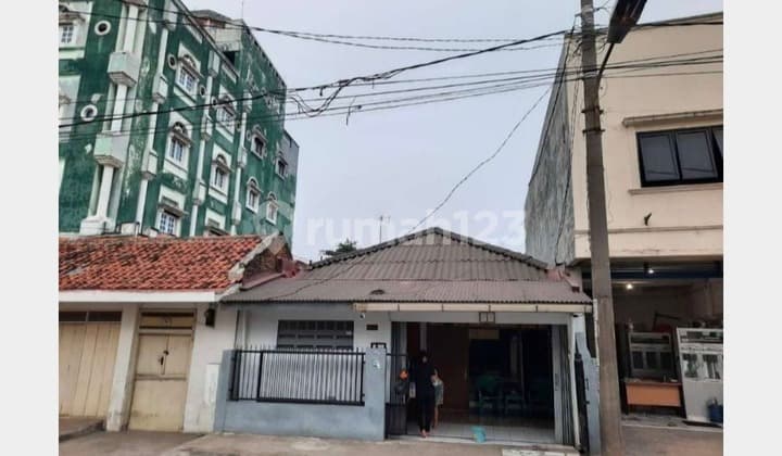 PINGGIR JALAN. COCOK BUAT USAHA. RUMAH 1,5 LANTAI