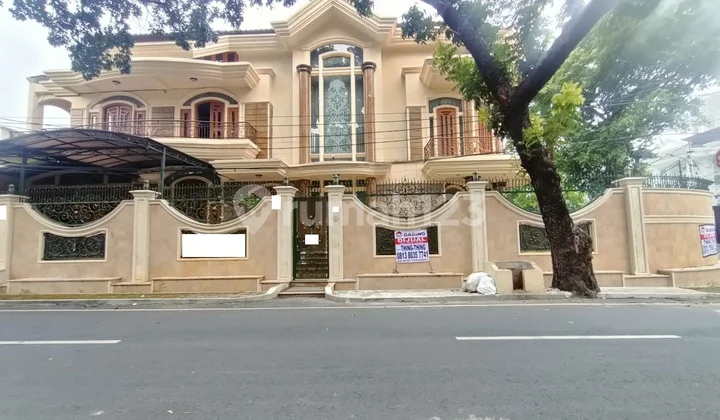Murah !! Dijual Rumah Exclusive Listing Hoek Lux Jalan 3 Mobil di Cempaka Putih Hadap Selatan&Barat Laut