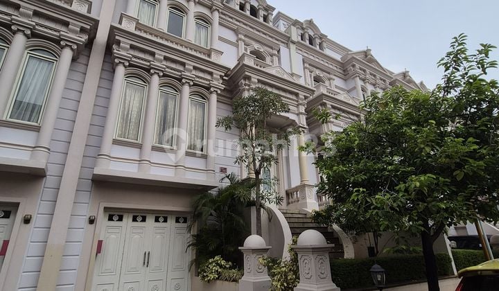 Murah !! Dijual Rumah Mewah Luas 220 Semi Furnish di The Villas Moi Diatas Mall