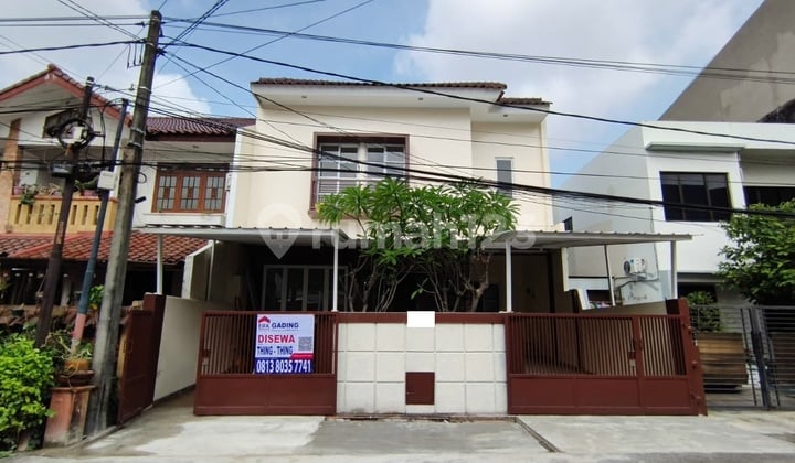 Murah !! Disewakan !! Rumah Semi Furnish Luas 200 Gading Griya Lestari Jalan 3 Mobil Hadap Timur Carpot 2