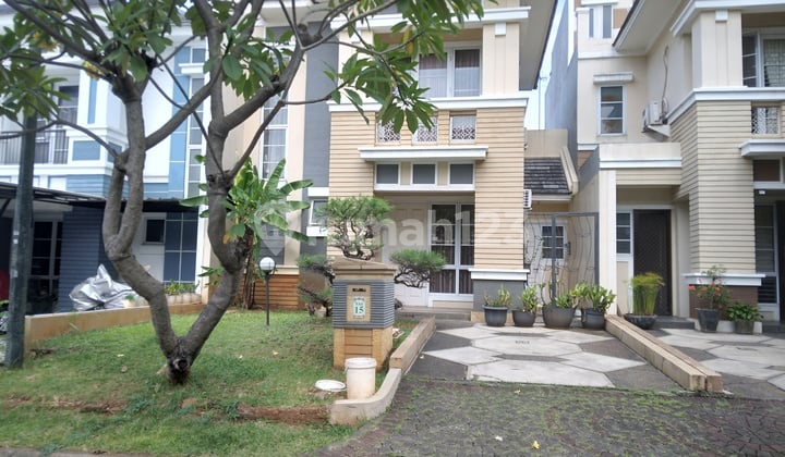 Rumah Cantik di Kota Wisata Cibubur 2 Lantai