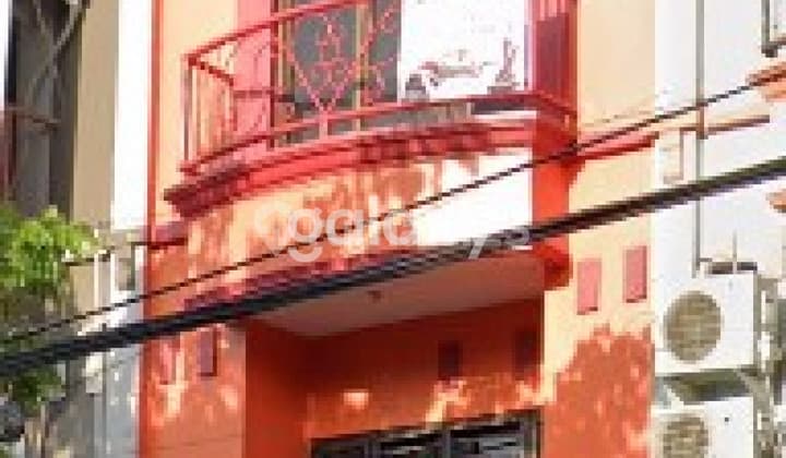 Three-Storey Ngagel Shophouse in a Strategic Commercial Area, Suitable for Office or Restaurant.