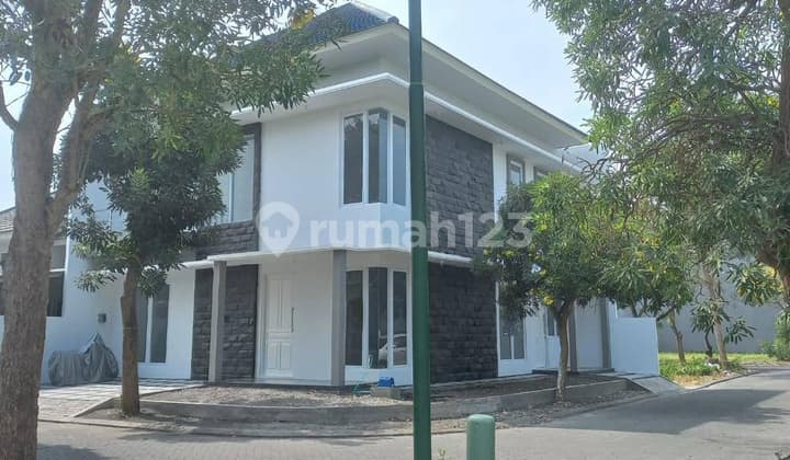 Rumah Bukit Palma Surabaya 2 Lantai Hook Utara Barat