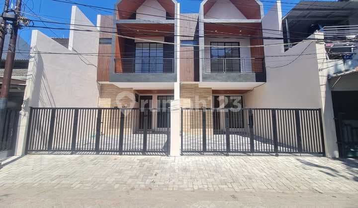 Rumah Baru Rungkut Mapan Tengah Surabaya 2 Lantai Hadap Utara