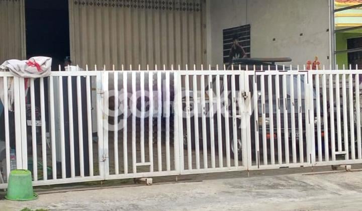 Two-story shop house on Kedamean Gresik Provincial Road, facing south. Two-story shop house on Kedamean Gresik Provincial Road, facing south.