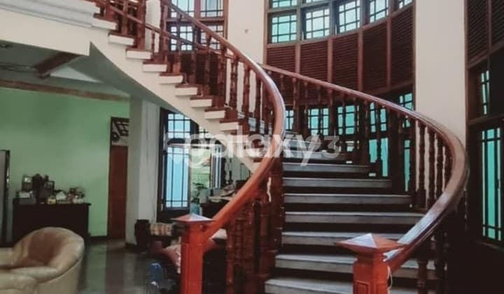 Rumah strategis dan nyaman , dengan perabotan kayu jati di kawasan Dharmahusada, nol jalan raya