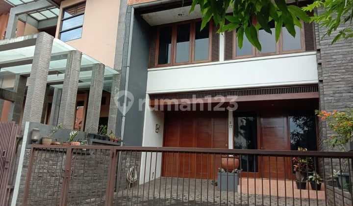 Dijual Rumah dengan Design Arsitek Modern Minimalis Siap Huni di Setraduta Bandung