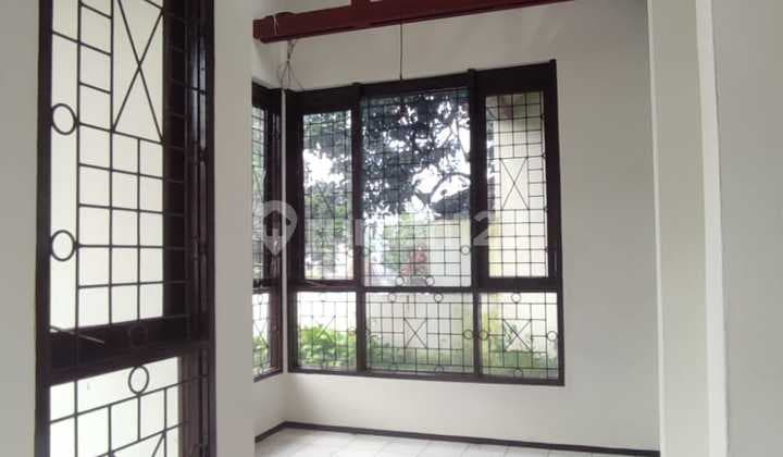 Disewakan Rumah 3 Lantai Nyaman dan Asri Siap Huni Lokasi di Cigadung Bandung