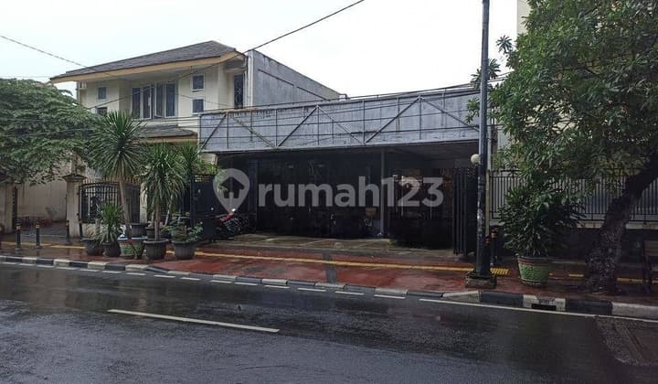 Rumah Pinggir Jalan Besar Tengah Kota Salemba Tengah
