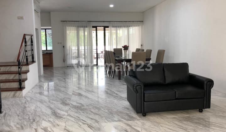 Springhill Townhouse Kemayoran Jakarta Pusat Luas 300 M2 Hadap Timur Furnish