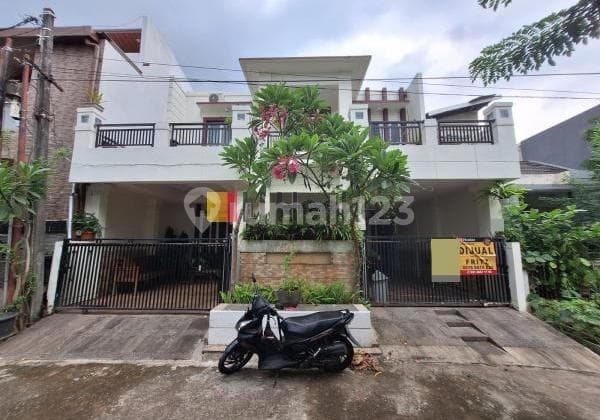 Rumah Luas Cantik Strategis Dekat Pusat Bisnis Galaxybekasi