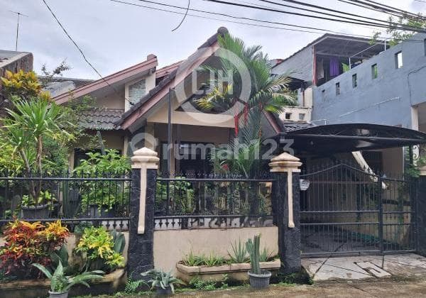 Dijual Rumah Luas Strategis Dekat Mall di Galaxy Bekasi