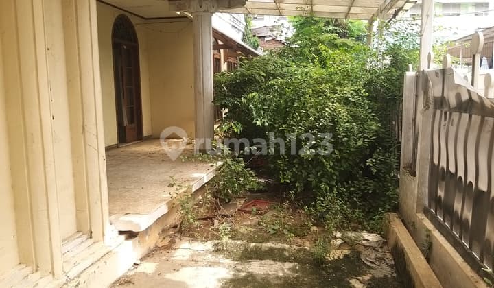 Rumah Hitung Tanah Dekat Taman Ecopark Tebet Timur, Lebar Jalan 3 Mobil, Hub Arief 0813-Satu Delapan Tiga Delapan-Satu Delapan Tiga Delapan.