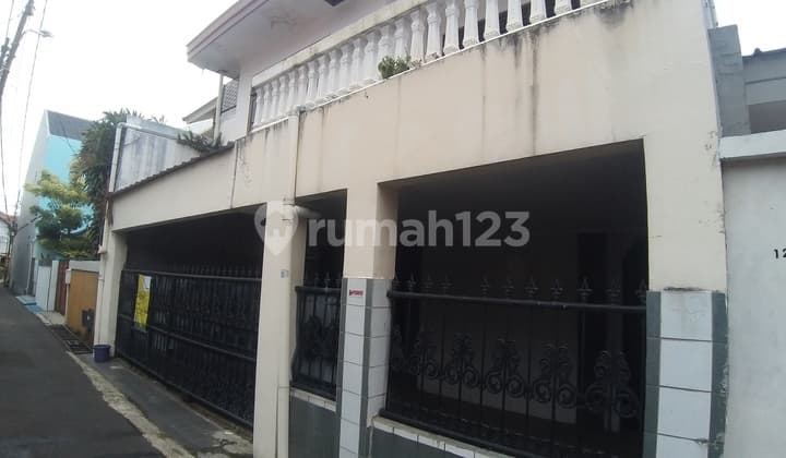 Dijual Rumah Hitung Tanah di Tebet Barat, Lebar Jalan 1 Mobil, Hub 0813-Satu Delapan Tiga Delapan-Satu Delapan Tiga Delapan.