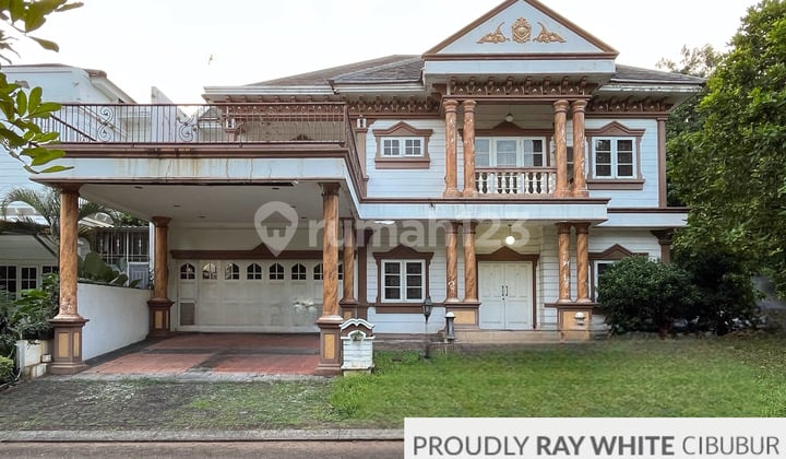 Rumah Besar, Hoek, Depan Taman di Kota Wisata, Cibubur