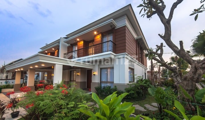 Rumah Mewah Nuansa Tropis Dekat Mall Living World