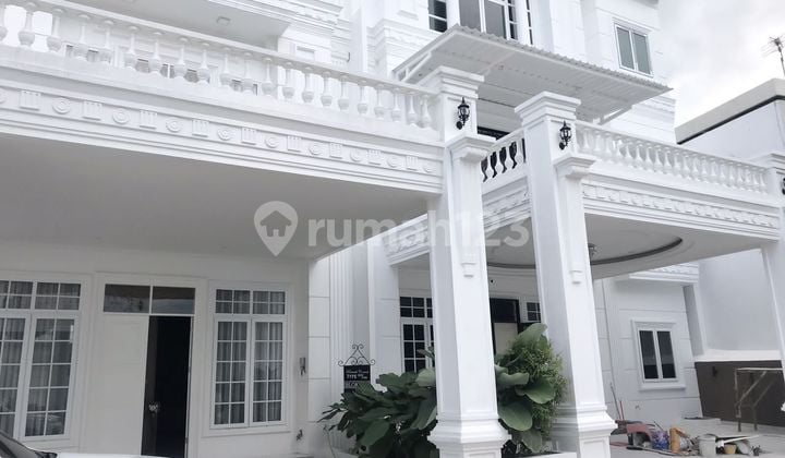 Rumah Mewah Dengan Desain Eropa Lantai 3 Dekat Kampus Unri