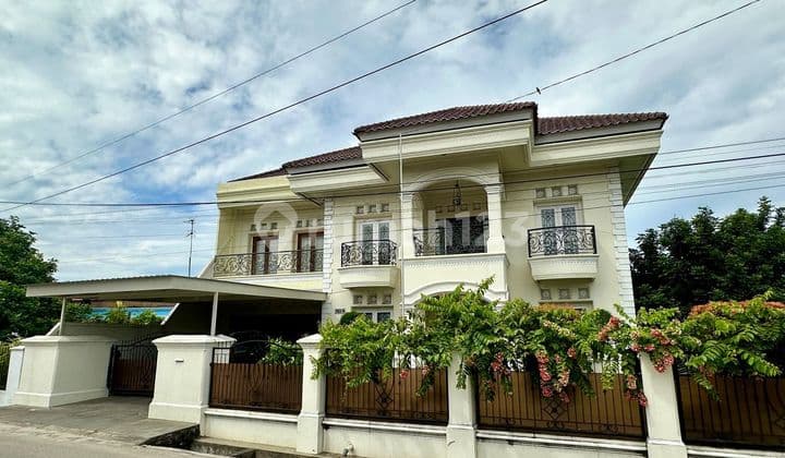 Rumah Mewah 2 Lantai Tengah Kota Dekat Jalan Nangka