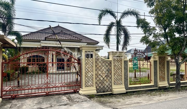 Wide Yard House Suitable for Office Near Airport