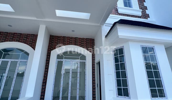 Rumah Mewah Konsep Eropa Dipusat Kota