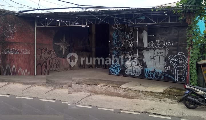 Ruang Usaha Letaknya di Jalan Utama Petukangan