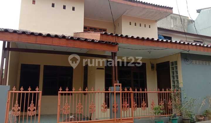 House near Sudimara Bintaro Station, Sector 9 in Bintaro Sector 9.