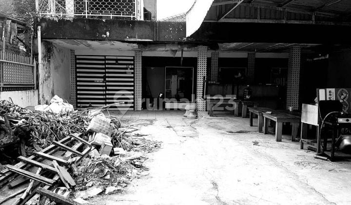 Rumah lama hitung tanah di Petemon Surabaya Jawa Timur