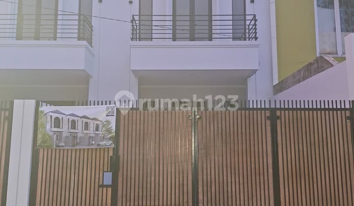 Rumah 2 Lantai American Classic di Meruya Utara Siap Huni bisa KPR
