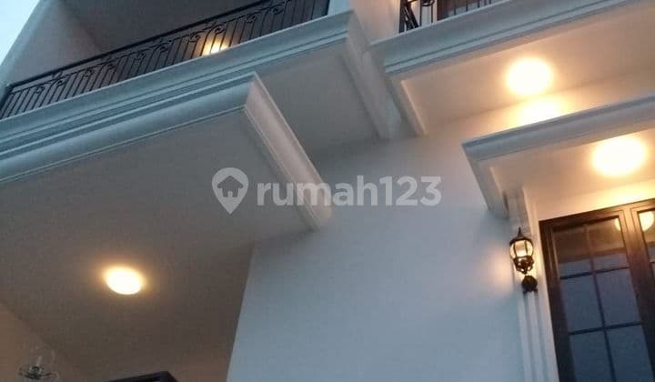 Rumah Minimalis Modern 3.5 Lantai Kebon Jeruk Jakarta Barat Ada Swimming Pool