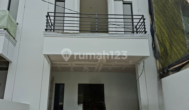 Rumah American Classic di Meruya Utara Tahap Finishing