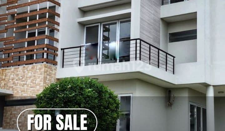 3-Storey Corner House in Grisenda Garden, Penjaringan, North Jakarta