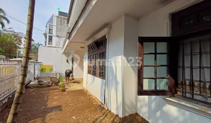 Rumah Lama Lokasi Strategis di Area Kemang Jakarta Selatan